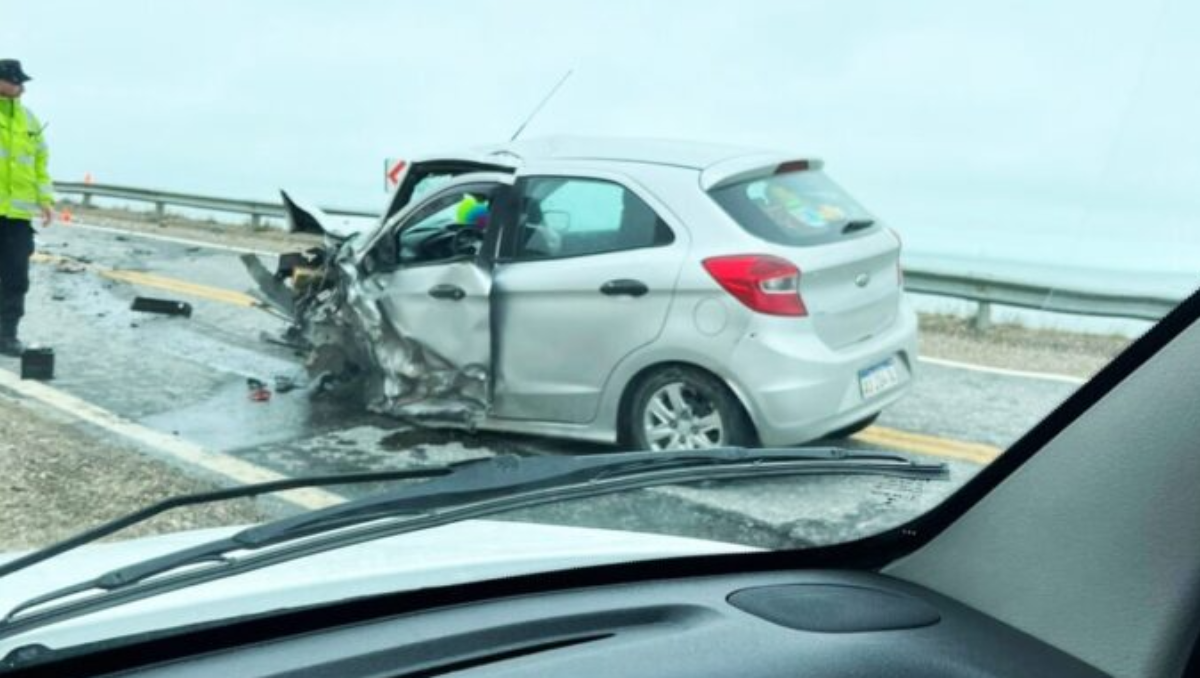 El ford Ka que conducía el acusado por la ruta 3, en Tierra del Fuego: se habría cruzado abruptamente de carril en una curva.&nbsp;