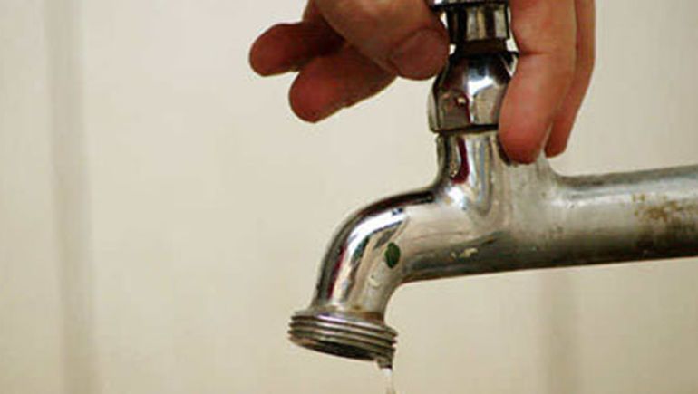 El agua contiene minerales como el calcio y el magnesio que, con el paso del tiempo, tienden a formar depósitos que obstruyen y deterioran piezas. El agua contiene minerales como el calcio y el magnesio que, con el paso del tiempo, tienden a formar depósitos que obstruyen y deterioran piezas.