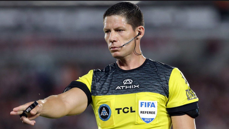 El árbitro del partido Boca-Huracán se comió un penal y dos expulsiones.  El árbitro del partido Boca-Huracán se comió un penal y dos expulsiones.