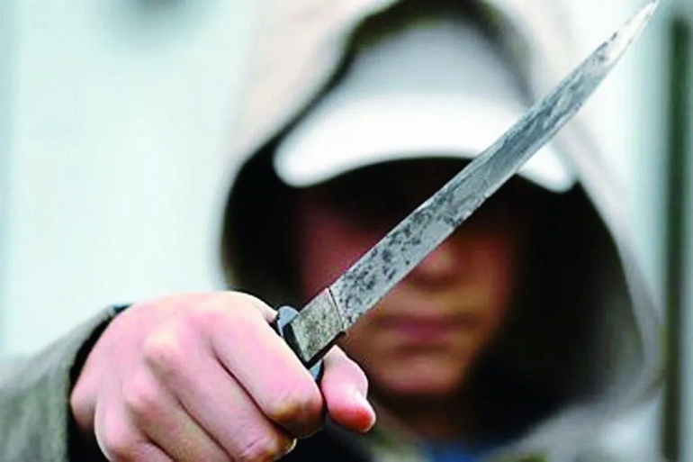 Le puso un cuchillo en el cuello a una verdulera para robarle