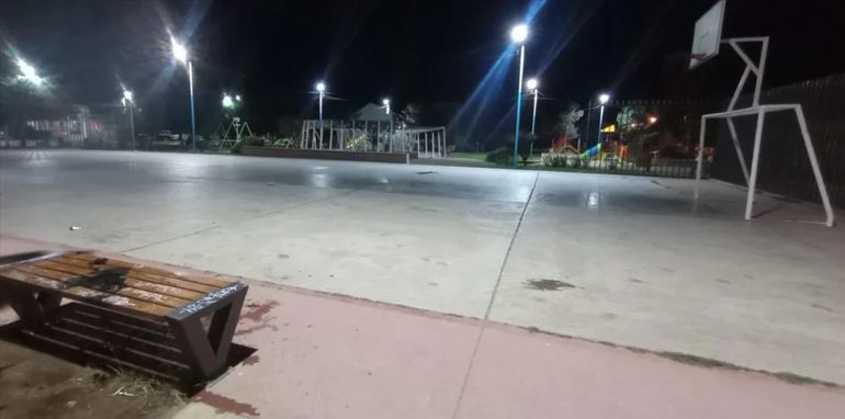 La plaza de Rada Tilly donde el adolescente fue atacado con antorchas. La plaza de Rada Tilly donde el adolescente fue atacado con antorchas.