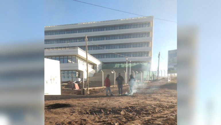 Dos reclamos generaron caos frente a la Municipalidad del Oeste