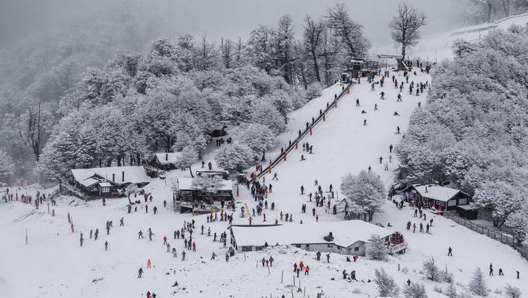 Volvió la nieve y en el Bayo ya se puede esquiar hasta la base