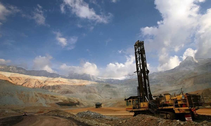 El Giro Conservador: Las compañías mineras están priorizando la extensión de la vida útil de minas existentes. Esto se refleja en que el presupuesto destinado a exploración El Giro Conservador: Las compañías mineras están priorizando la extensión de la vida útil de minas existentes. Esto se refleja en que el presupuesto destinado a exploración