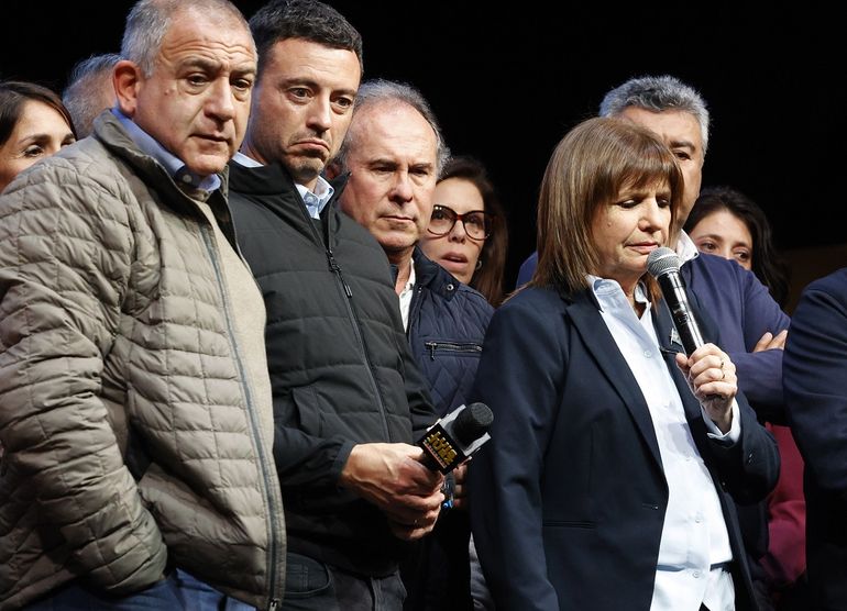 Elecciones en Córdoba: el gesto derrotista de Luis Juez, acompañado por la precandidata a presidenta, Patricia Bullrich, en el búnker de JxC. Elecciones en Córdoba: el gesto derrotista de Luis Juez, acompañado por la precandidata a presidenta, Patricia Bullrich, en el búnker de JxC.