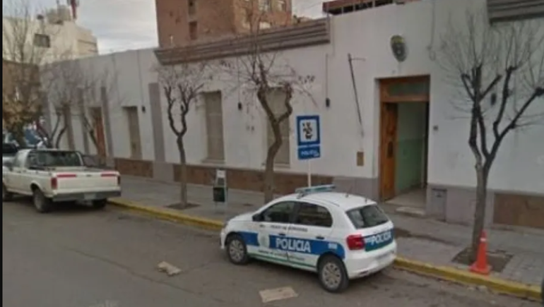 Agentes de la comisaría Primera de Trelew se acercaron rápidamente al lugar, luego de que una de las víctimas llamó al 911 mientras la otra retenía al ladrón. Agentes de la comisaría Primera de Trelew se acercaron rápidamente al lugar, luego de que una de las víctimas llamó al 911 mientras la otra retenía al ladrón.