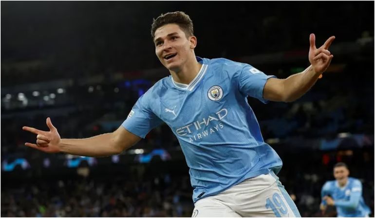 Julián Álvarez va por un nuevo título en su carrera.