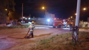 Cuando los bomberos de Chubut llegaron al lugar, los vecinos les advirtieron que adentro de la casa en llamas podría haber una persona. Cuando los bomberos de Chubut llegaron al lugar, los vecinos les advirtieron que adentro de la casa en llamas podría haber una persona.