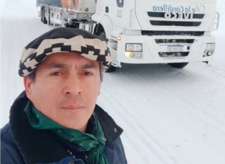 Selfie de Carlos a la vera de uno de los caminos de El Calafate que tan bien conoce. Selfie de Carlos a la vera de uno de los caminos de El Calafate que tan bien conoce.