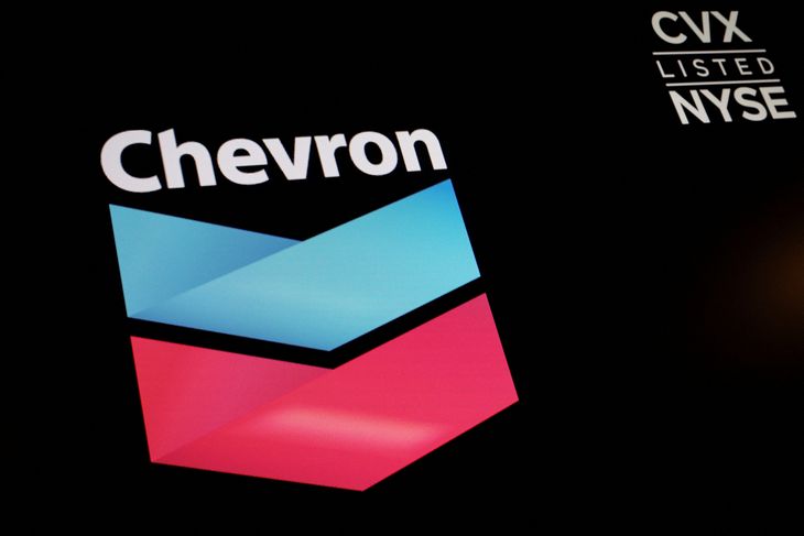 FOTO DE ARCHIVO. El logo y la información comercial de Chevron en una pantalla en la Bolsa de Nueva York (NYSE) en la ciudad de Nueva York