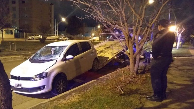 Mordió el cordón cuneta y volcó en plena Avenida Olascoaga