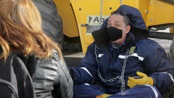 centenario: se encadeno y denuncio que echaron a 30 municipales