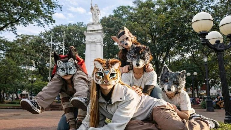 Crece el fenómeno therians, personas que se identifica con un animal no humano. Crece el fenómeno therians, personas que se identifica con un animal no humano.