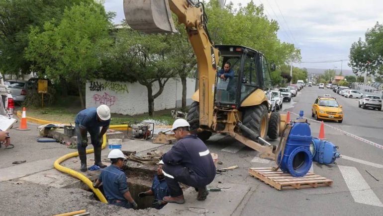 La reparación del acueducto en Neuquén