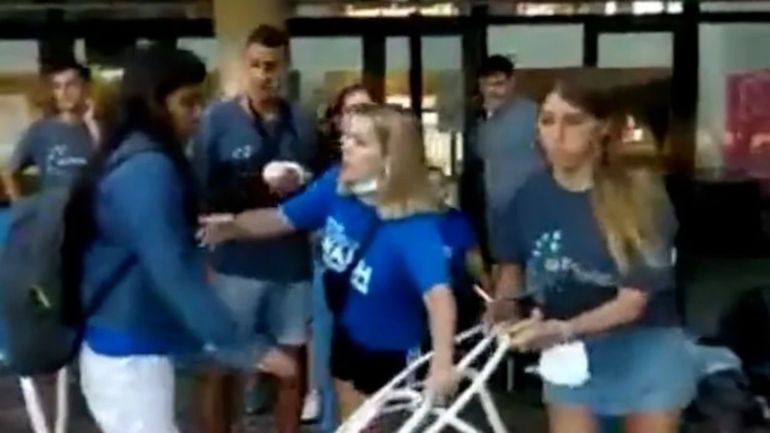 Piñas y sillazos entre centros de estudiantes en una facultad