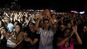 en su primer dia, la fiesta de la confluencia recibio un 40 por ciento de visitantes de otras ciudades del pais en su primer dia, la fiesta de la confluencia recibio un 40 por ciento de visitantes de otras ciudades del pais