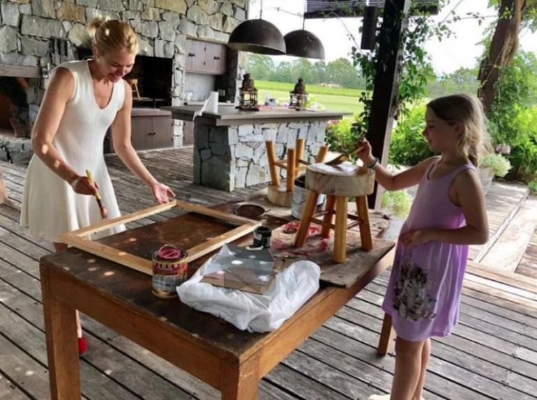 La modelo disfruta de compartir actividades con su hija Taína en el la galería de su casona esteña.