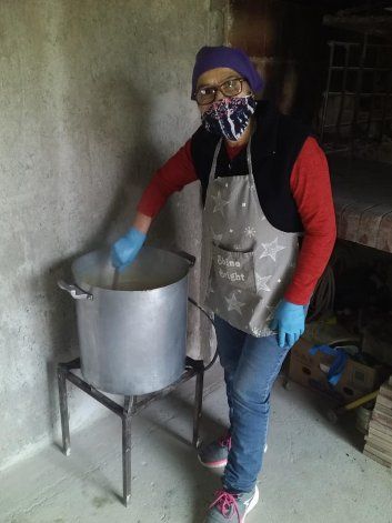 Mari le pone dedicación y amor para que salga rico el locro.