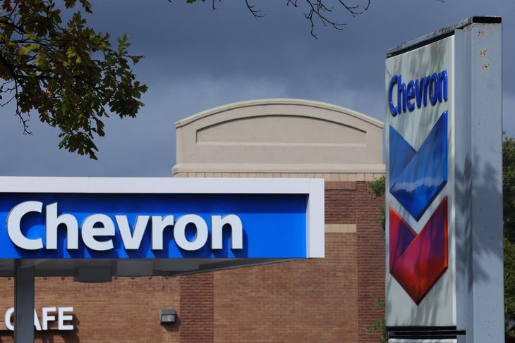 FOTO DE ARCHIVO. Se ve un letrero de una gasolinera Chevron en Austin, Texas, EEUU, 23 de octubre de 2023. REUTERS/Brian Snyder FOTO DE ARCHIVO. Se ve un letrero de una gasolinera Chevron en Austin, Texas, EEUU, 23 de octubre de 2023. REUTERS/Brian Snyder