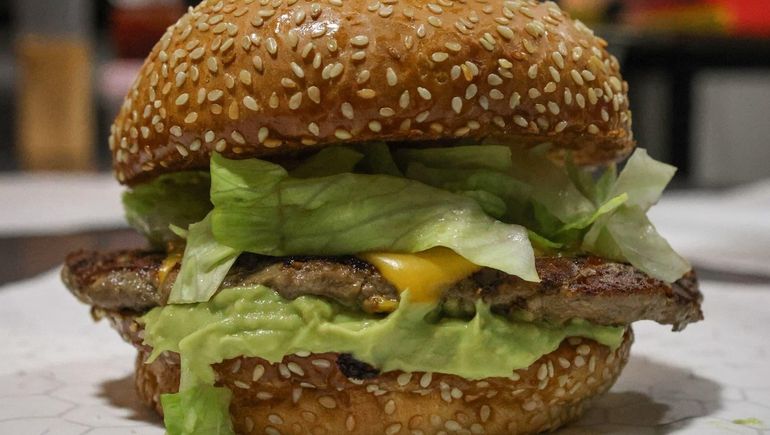 La Fausti Burger: pan de papa con semillas de sesamo, colchón de palta , queso Cheddar y lechuga