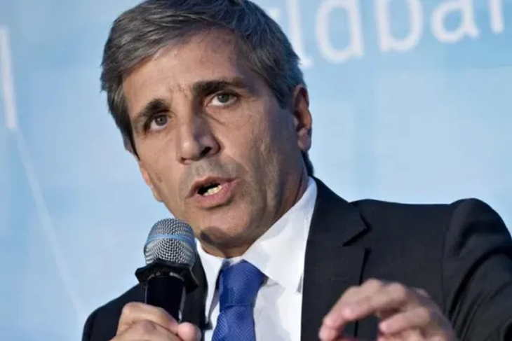 El ministro Luis Caputo libera el gasto para quitar presión social. 
