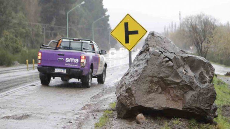 Se desprendieron dos rocas en San Martín: una cruzó toda la Ruta 40 y de milagro no hubo heridos