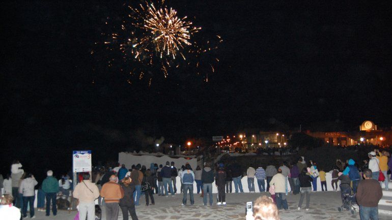 El show de fuegos artificiales ya se convirtió en un espectáculo tradicional en Las Grutas.