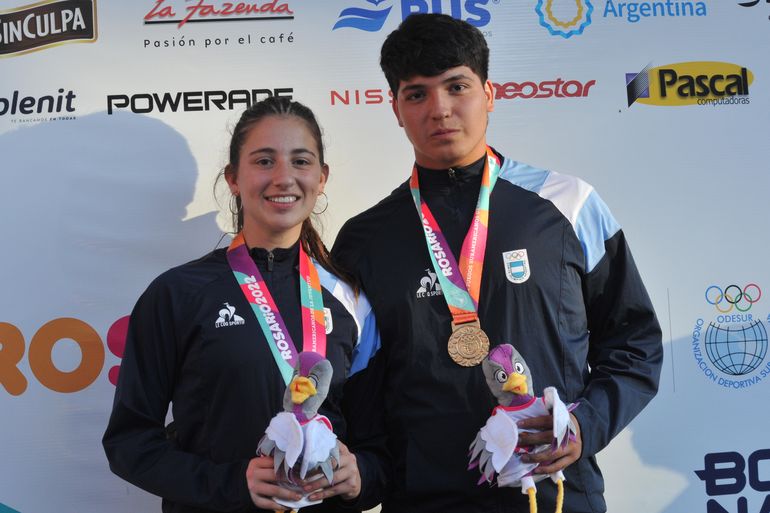 Juana Medina y Juan Manuel RamÍrez, con las medallas. (FOTO SERGIO DOVIO)