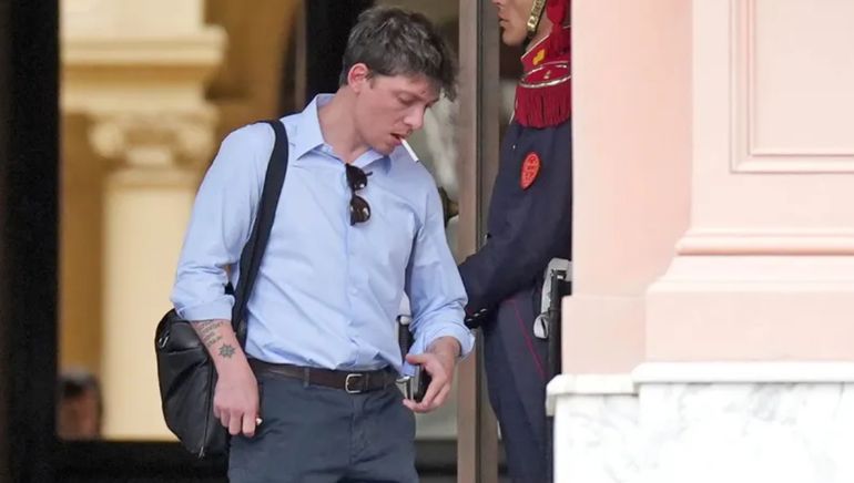 Santiago Caputo es uno de los que tiene al Procurador del Tesoro entre ceja y ceja. Santiago Caputo es uno de los que tiene al Procurador del Tesoro entre ceja y ceja.