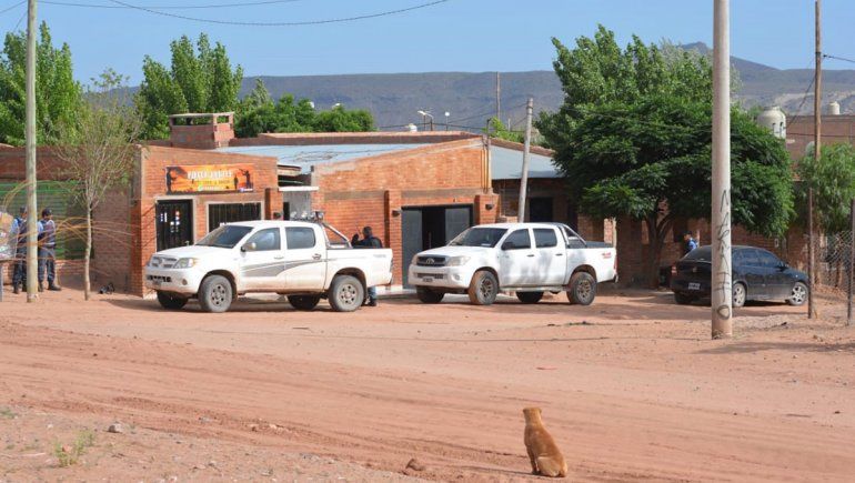 Redujeron al hombre que se atrincheró en un local y amenazó con matarse frente a su ex