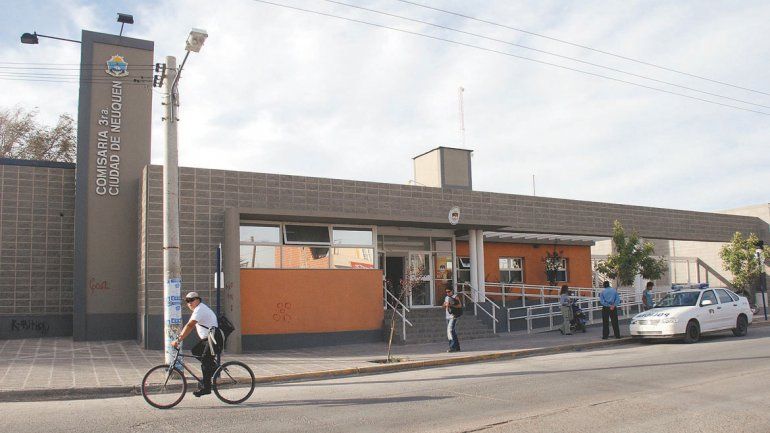 Lo acusaron por agredir a un policía con una pala