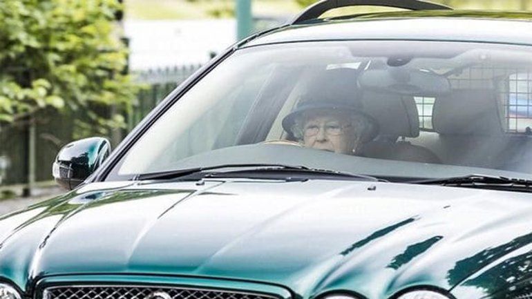 Isabel II fue fotografiada al volante de su Jaguar. Su chofer