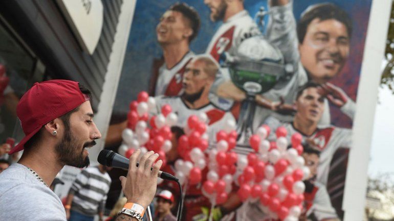 River, superfestejo con mural nuevo y sutil chicana