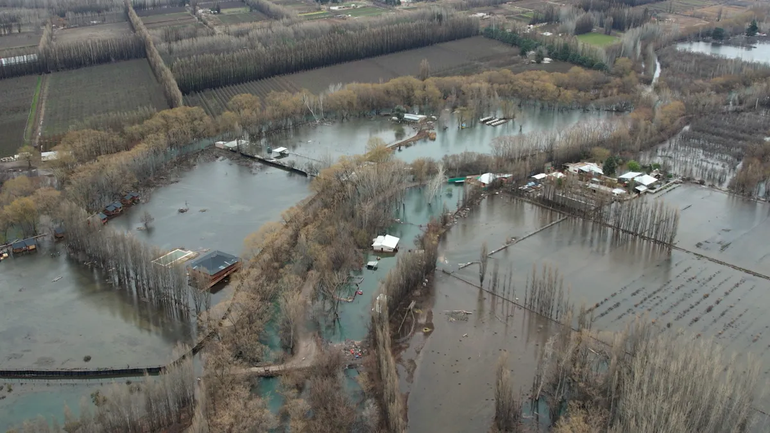 El río Neuquén es más “agresivo” que el Limay. Durante décadas chacareros fueron tomando tierras que son del río, cerraron caminos públicos y armando loteos sin autorización. La crecida destapó esta problemática. El río Neuquén es más “agresivo” que el Limay. Durante décadas chacareros fueron tomando tierras que son del río, cerraron caminos públicos y armando loteos sin autorización. La crecida destapó esta problemática.