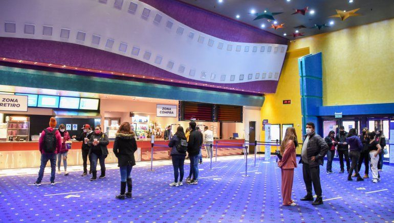 Un trabajador del cine cayó desde 2 metros de alto