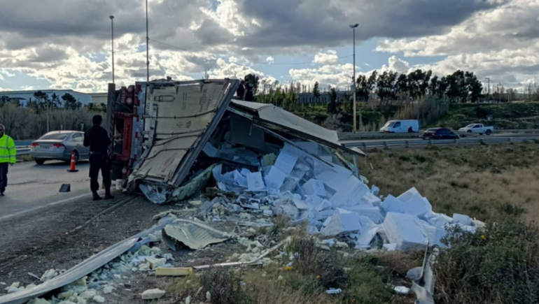 El vuelco fue en la rotonda del cruce de las rutas 3 y 26