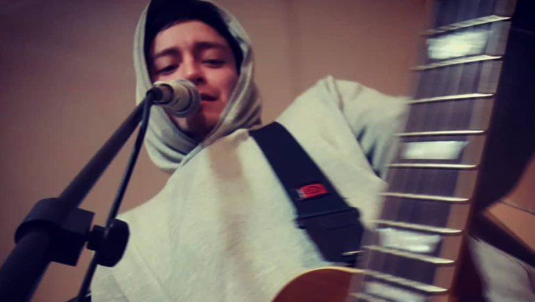Familiares de Gonzalo Curallan confiaron a medios locales que el joven músico de Comodoro Rivadavia tenía problemas con drogas y consumo de alcohol. 