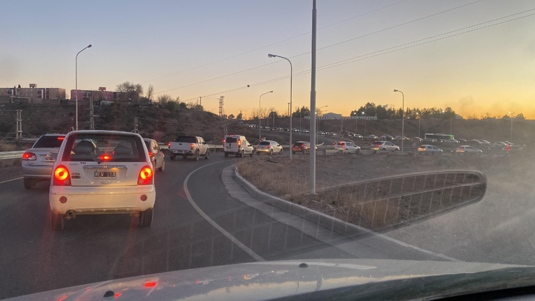 Las filas sumaron kilómetros en el acceso norte a Neuquén&nbsp;