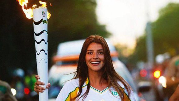 Calu Rivero llevó la antorcha olímpica en su paso por Foz do Iguaçu.