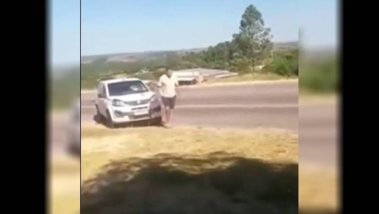 Un policía rionegrino fue filmado rompiendo el vidrio de un auto tras un choque.