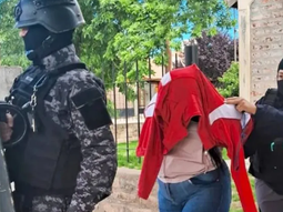 Vecinos de Zapala no dudaron en silbar a los narcos cuando los trasladó la Policía Vecinos de Zapala no dudaron en silbar a los narcos cuando los trasladó la Policía