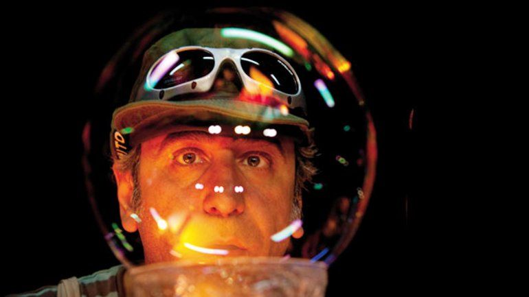 El espectador disfrutará con los protagonistas de este sueño de burbujas y acabará dentro un patio &nbsp;repleto de pompas de jabón.