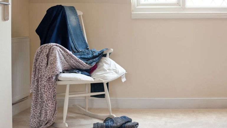 No es vagancia: llenar la silla con ropa tiene un llamativo significado psicológico