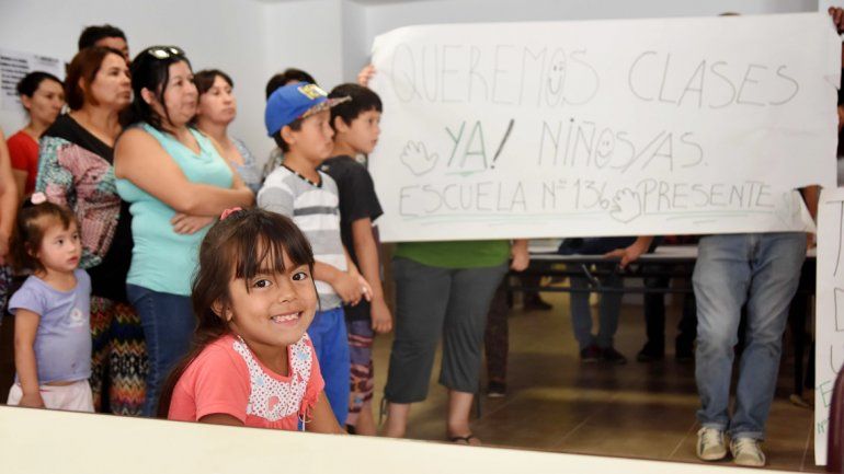 Las madres con sus hijos en una protesta dentro del colegio ayer.