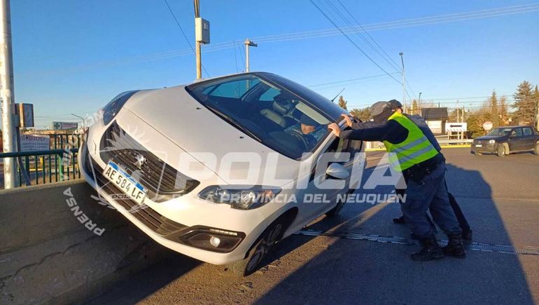 El auto quedó colgado en pleno puente.