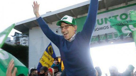 Eufórico festejo de Agustín Domingo junto a la gobernadora