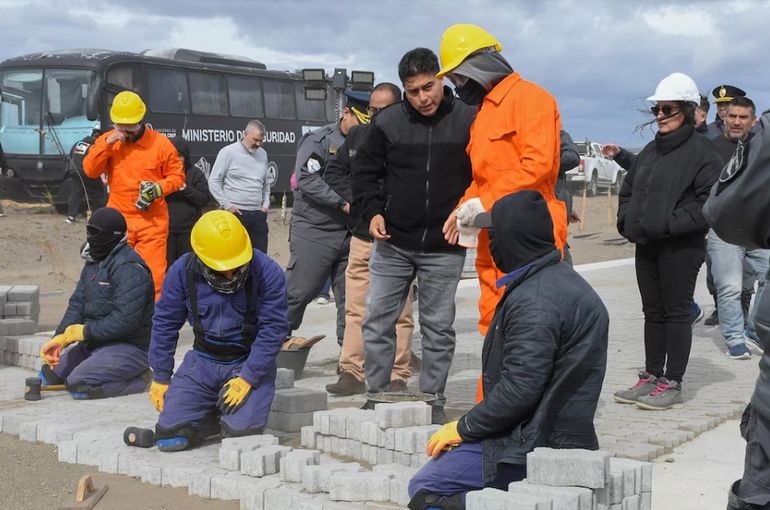 El gobernador de Santa Cruz, Claudio Vidal, con algunos de los 18 presos que trabajan en la obra del camping. El gobernador de Santa Cruz, Claudio Vidal, con algunos de los 18 presos que trabajan en la obra del camping. 