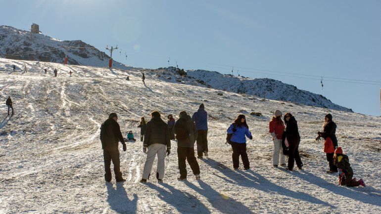 Tanto Chapelco como el Bayo están desnudos de nieve. Las caminatas
