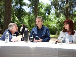 El derrotado candidato a presidente de la Nación, Sergio Massa, sonríe frente a los comentarios del hijo de Cristina Kirchner...¿Algo que festejar? El derrotado candidato a presidente de la Nación, Sergio Massa, sonríe frente a los comentarios del hijo de Cristina Kirchner...¿Algo que festejar?