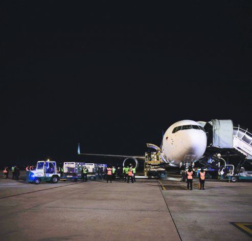 Ayer llegaron otras 930 mil dosis de AstraZeneca desde EE.UU..